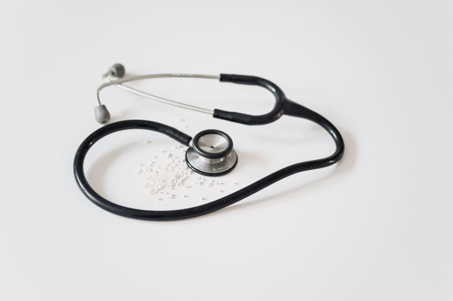 Médico e hospital devem indenizar paciente em decorrência de erro médico.